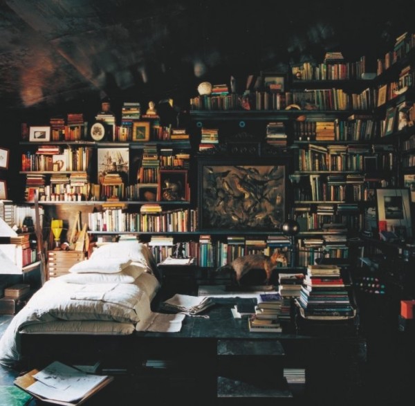 The-ultimate-book-lovers-bedroom-600x587