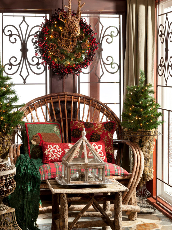interesting-christmas-chair-cover-ideas-with-cute-christmas-tree-rattan-chairs-with-pillows-and-green-feather-wreaths